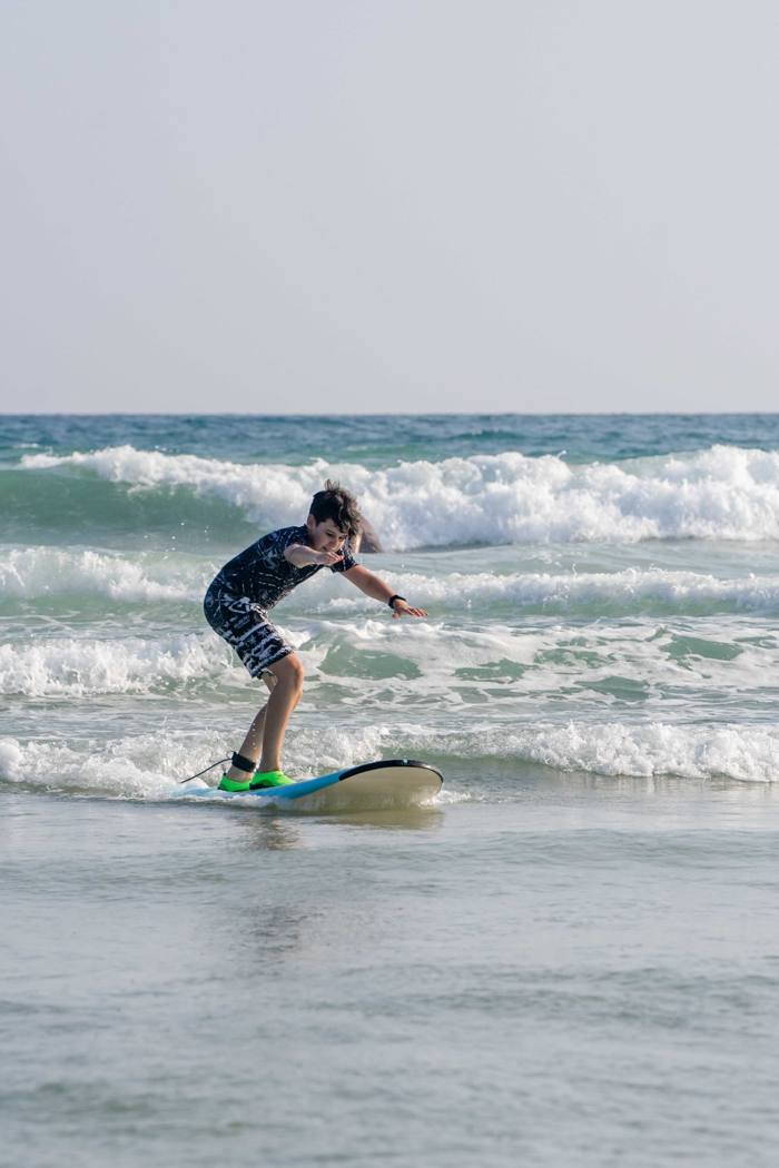 Un débutant debout sur une petite vague